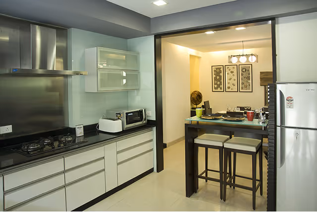 Apollo DB City – modular kitchen with breakfast counter in the sample flat