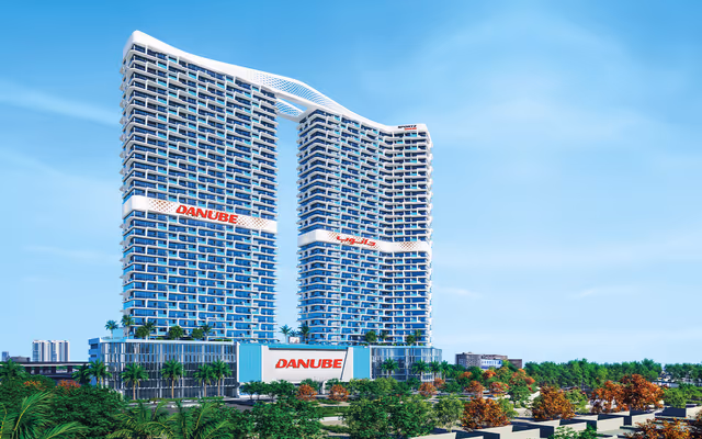 Sportz by Danube – twin towers joined by a sculpted crown bridge in Dubai Sports City
