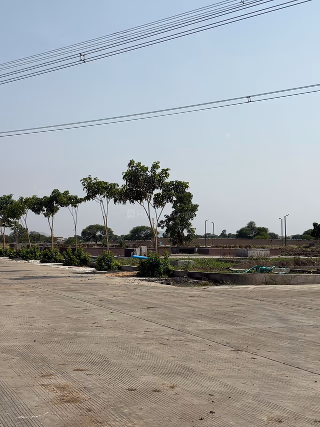 Skye Hyde Park – site photo with internal roads cast and avenue plantation underway